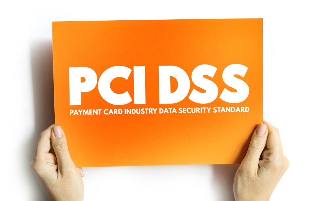 PCI DSSと書かれたプレートを持つ手